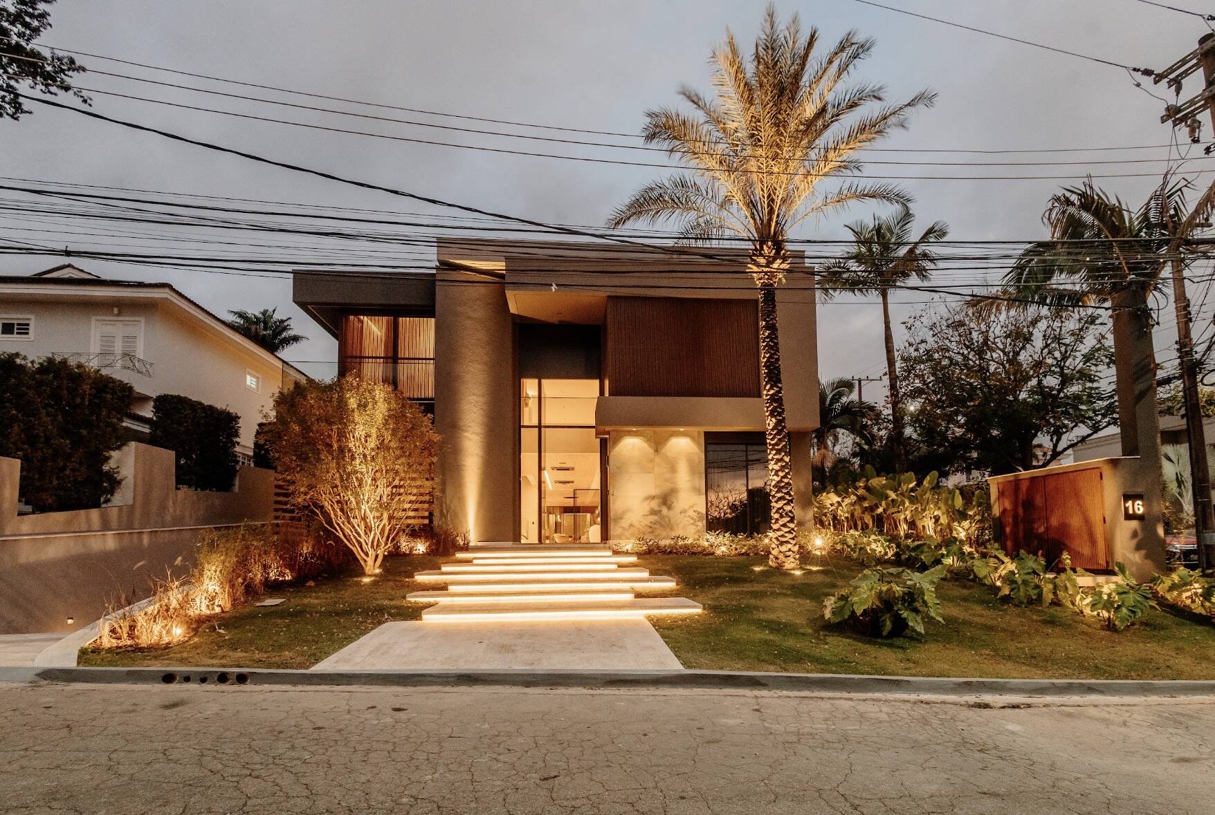Casa Contemporânea à Venda no Tamboré 3 | Projeto Leonice Alves | 5 Suítes | Automação Completa