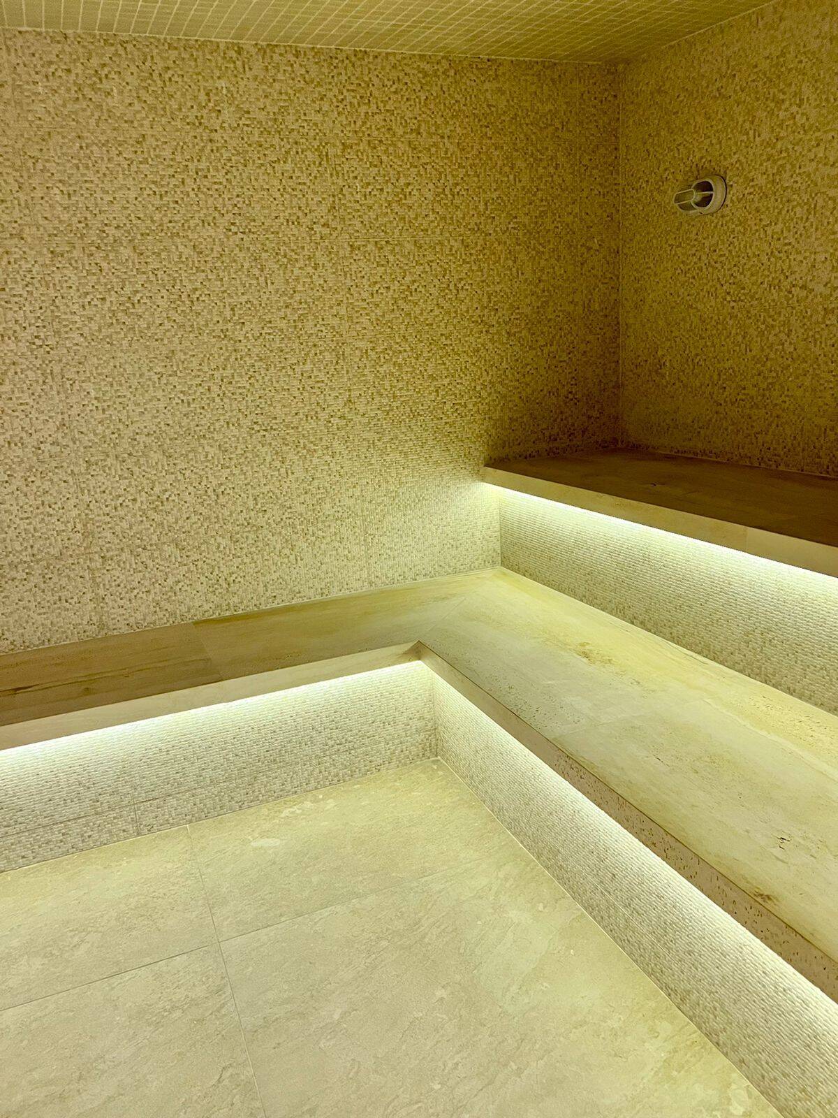 Casa com 5 suítes, elevador e lazer completo à venda em Alphaville