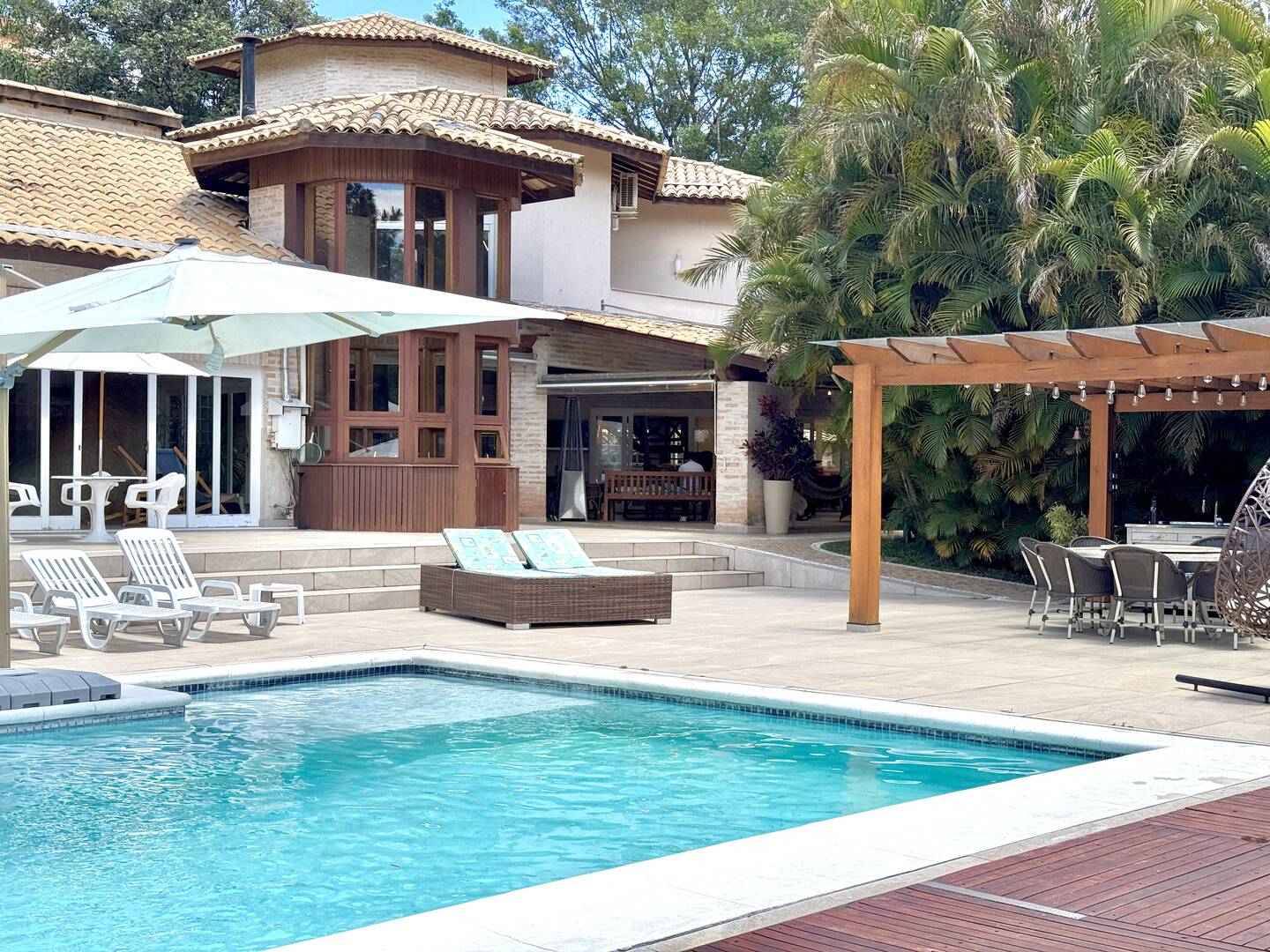 Casa à Venda no Tamboré 1 com 4.000 m², Vista Permanente e Estilo Casa de Campo