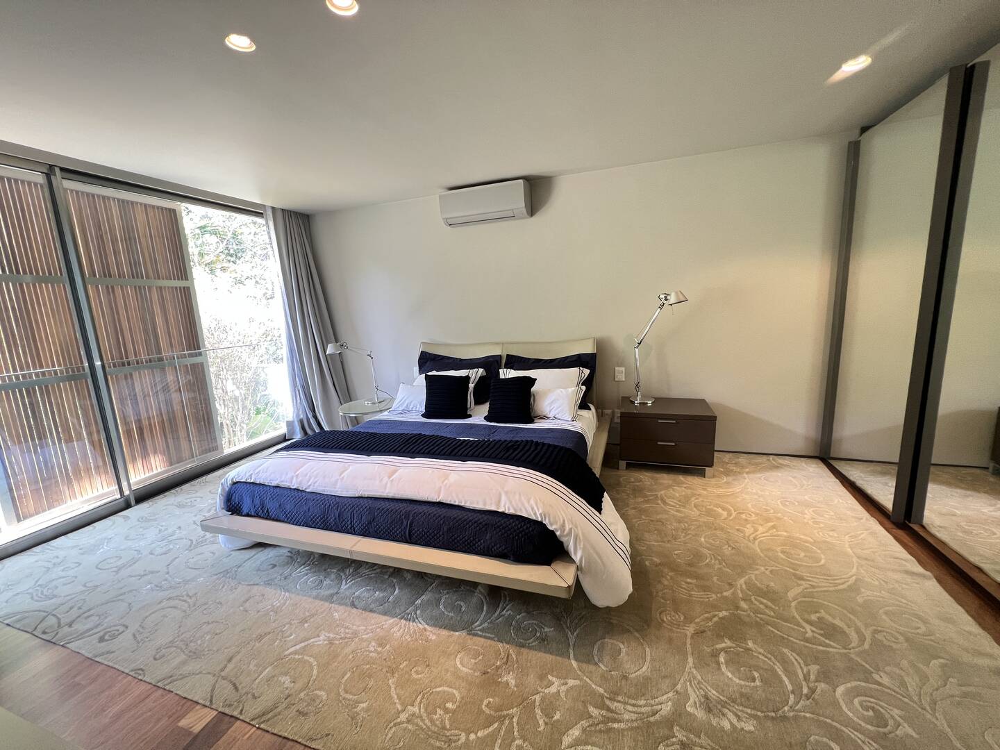 Residência autoral de David Bastos com piscina natural e design brasileiro