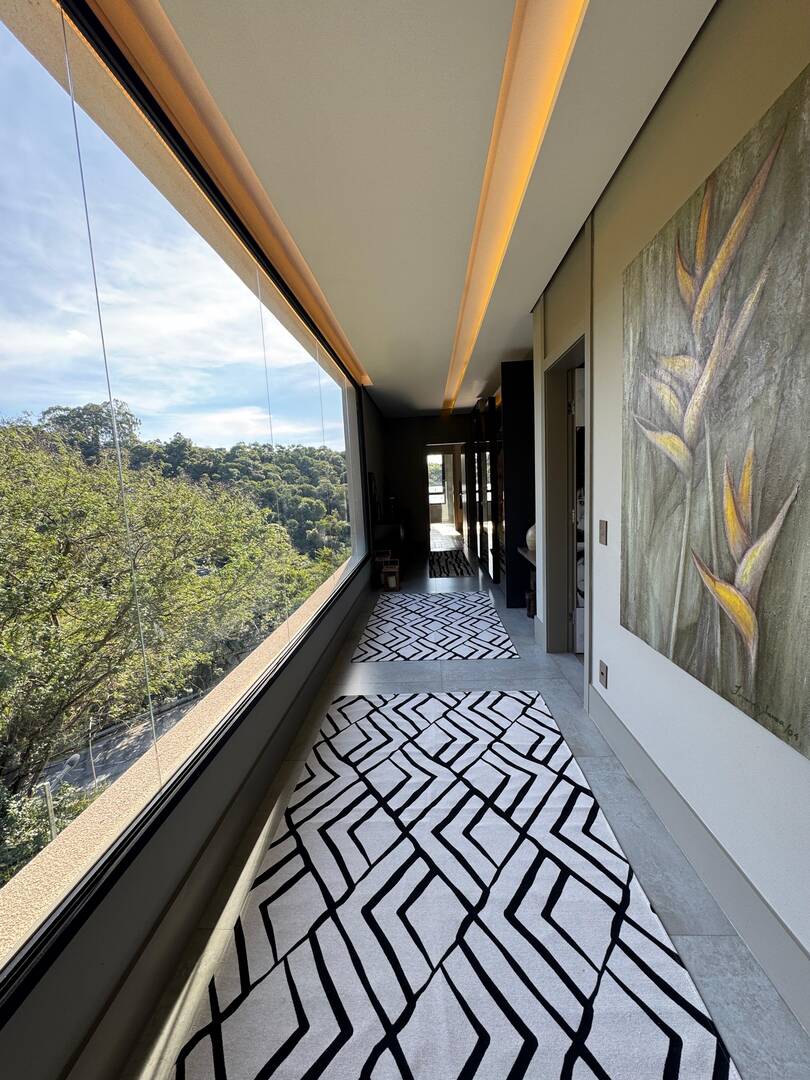 Casa contemporânea com vista para o lago e mata preservada no Gênesis 2
