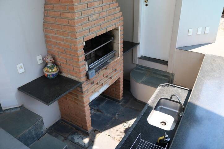 Casa à venda no Tamboré 3 com 4 suítes e excelente potencial para retrofit