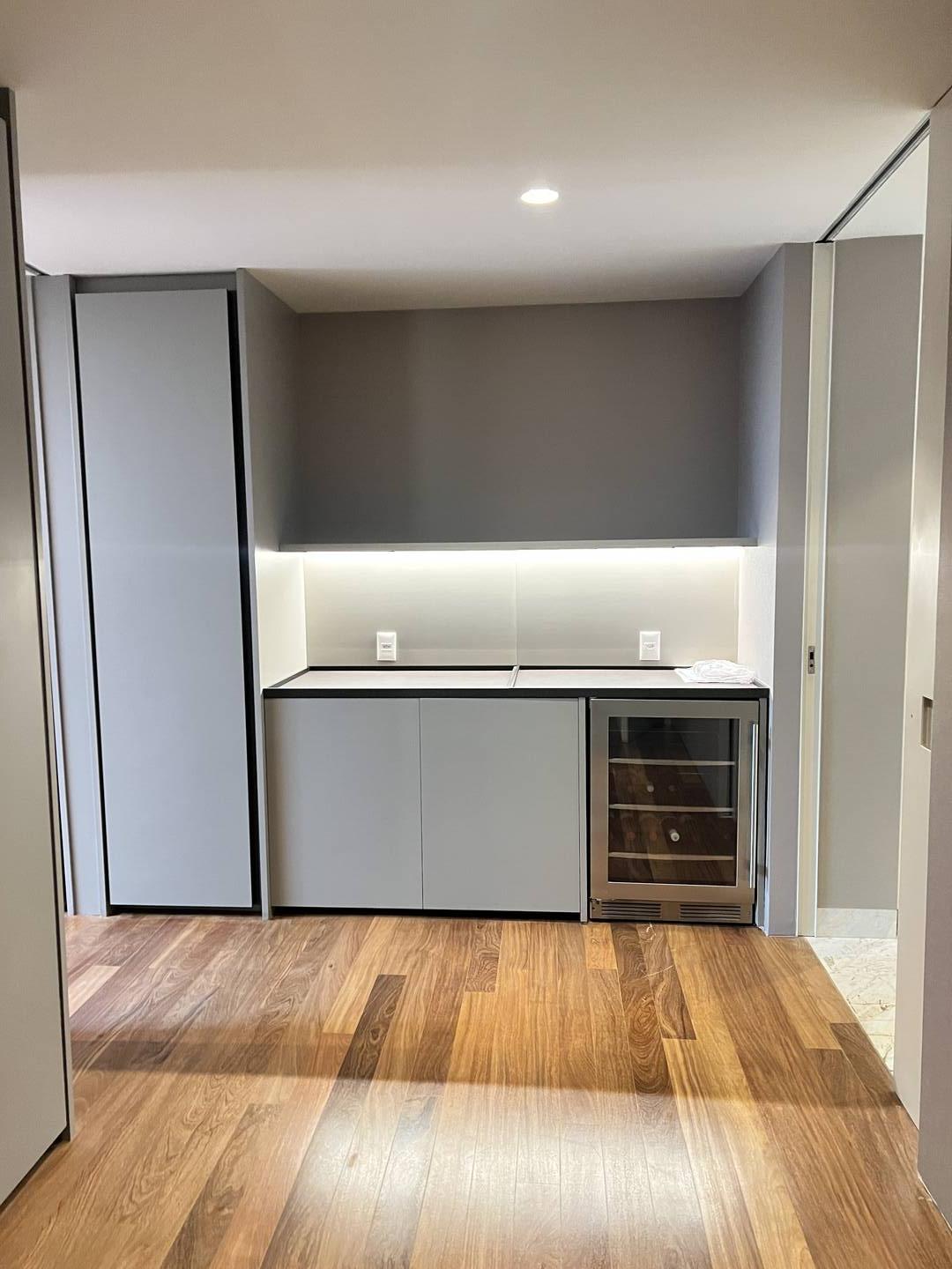 Residência autoral de David Bastos com piscina natural e design brasileiro