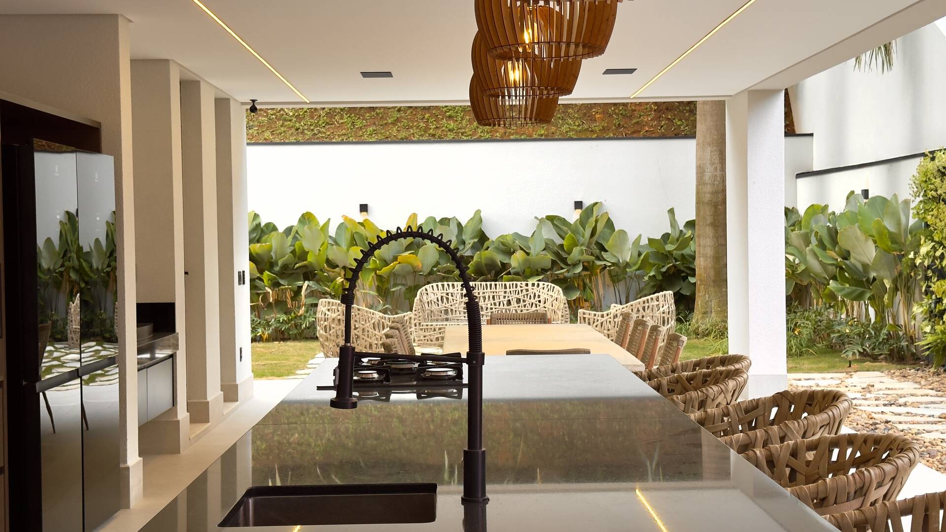 Casa de Alto Padrão à Venda no Tamboré 3 | Frente para o Lago | 5 Suítes | 870 m²