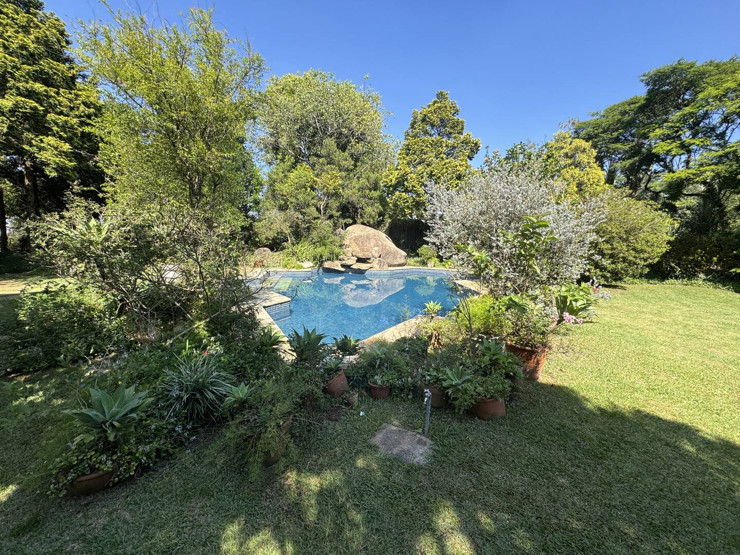 Casa de arquitetura assinada por Sidônio Porto no Tamboré 1