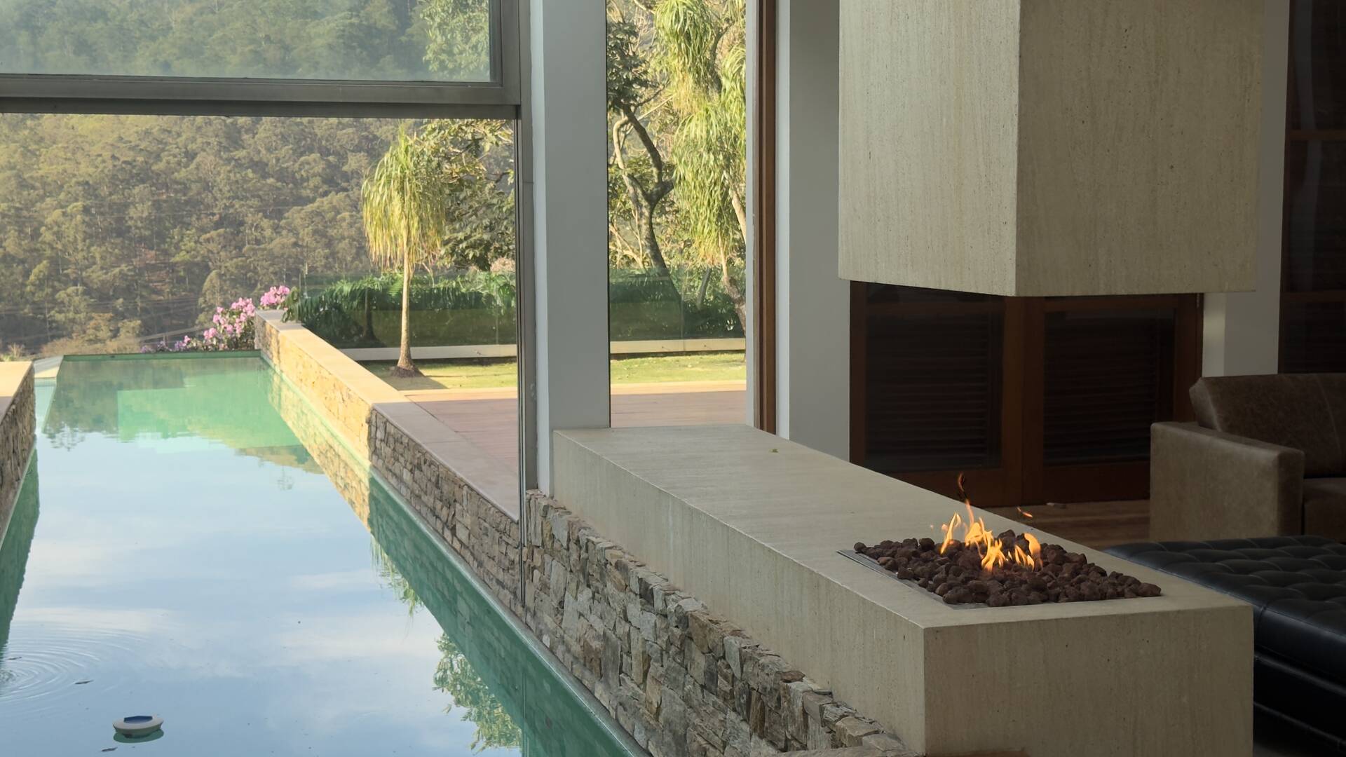 Casa Contemporânea com Vista Permanente, Piscina com Raia e Projeto Autoral em Alphaville