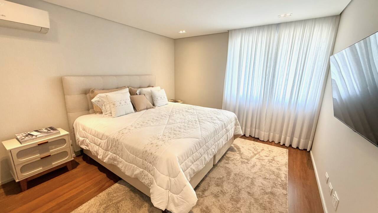 Casa à Venda no Tamboré 3 com 5 Suítes, Man Cave Exclusiva e Lazer Completo