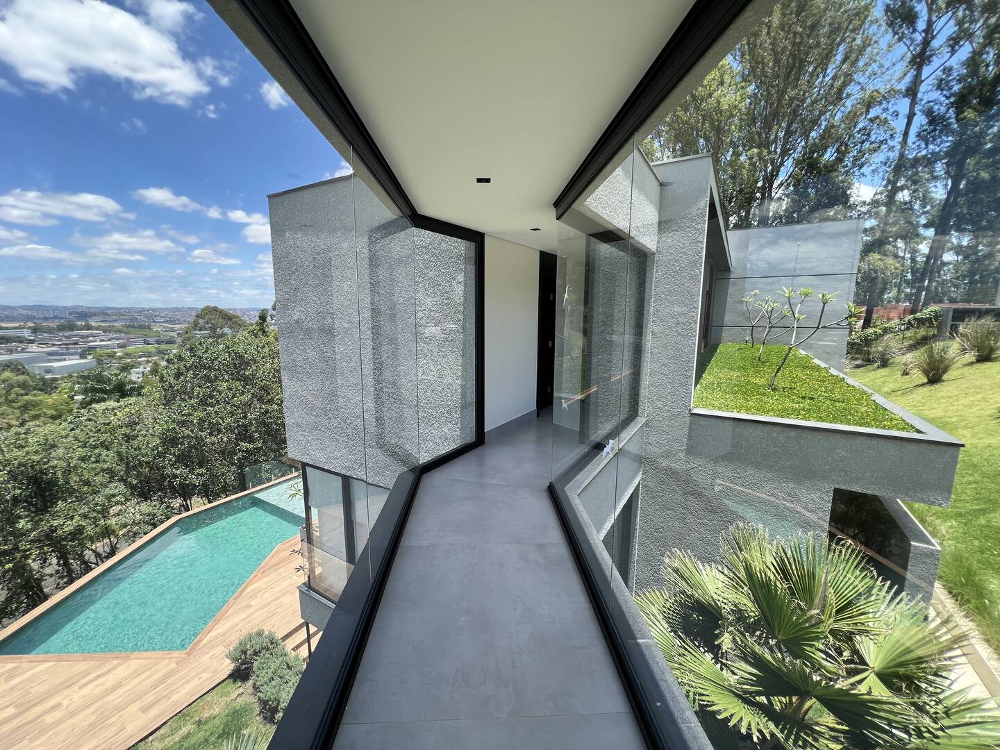 Casa Contemporânea na Esquina Mais Alta de Alphaville com 4 Suítes e Projeto de Expansão