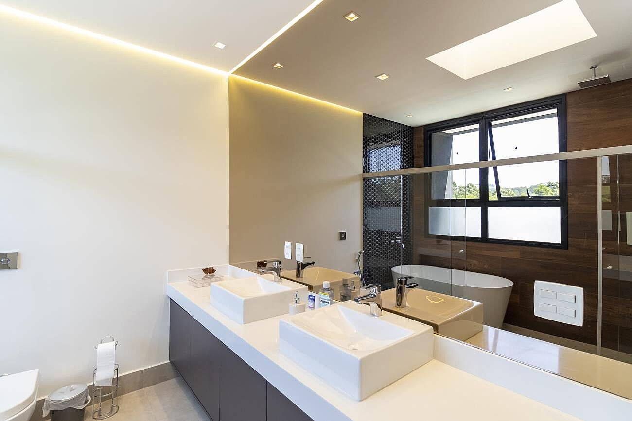 Casa à venda em Alphaville com 4 suítes, piscina aquecida, sauna e sistema fotovoltaico