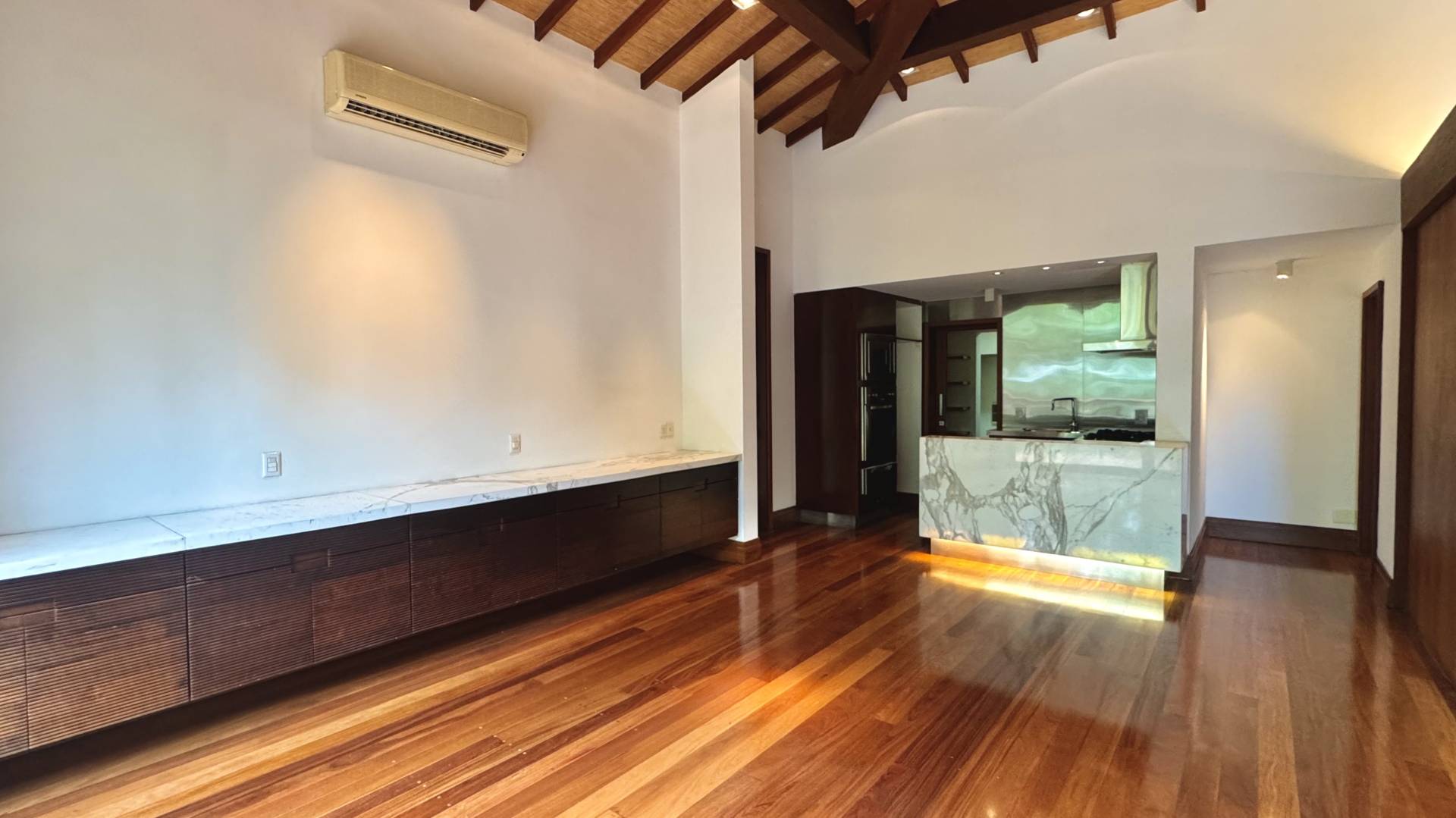 Casa com 6.300m² de terreno privativo - Residencial Tamboré 1