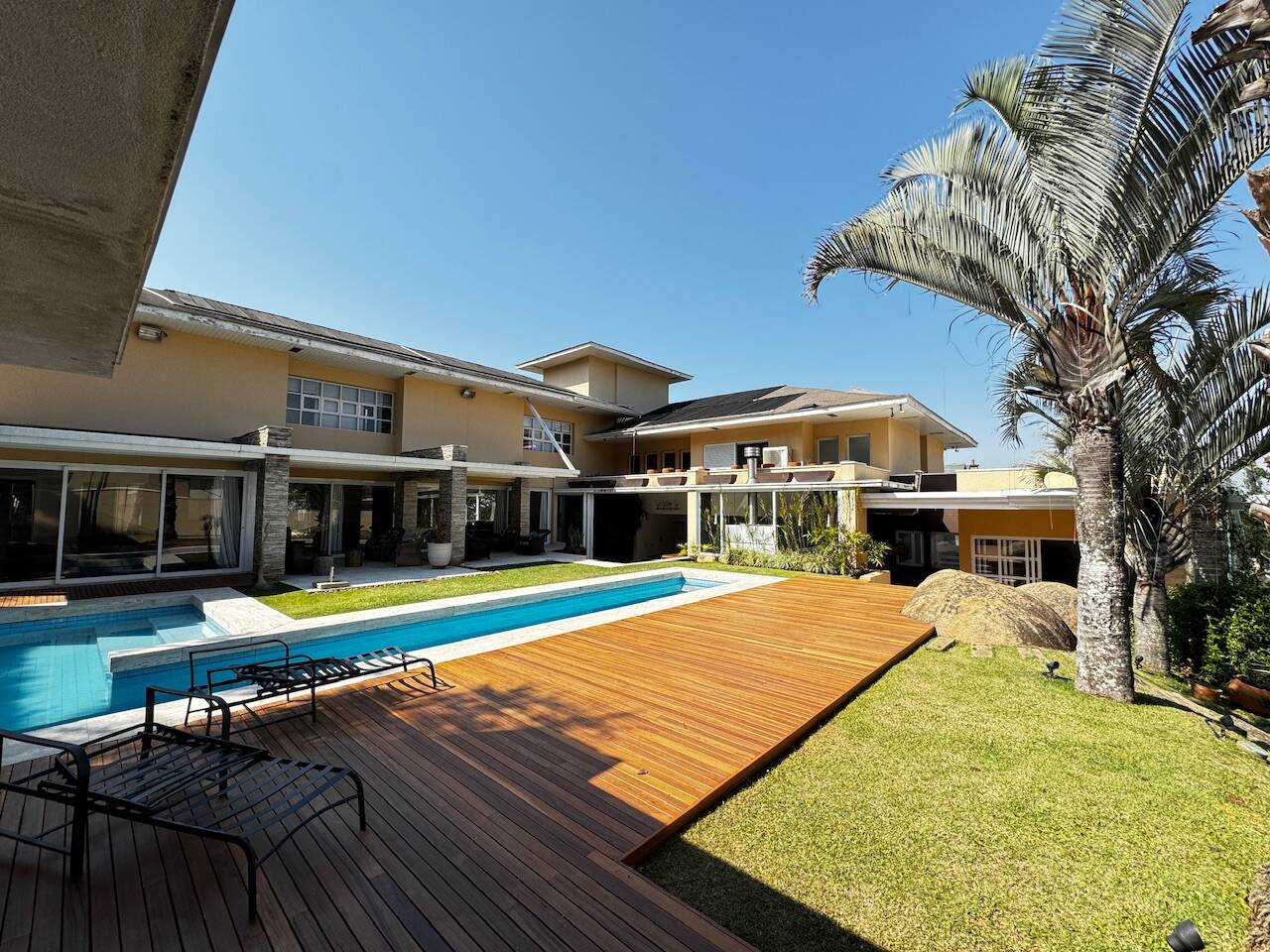Casa de Alto Padrão Mobiliada com 4 Suítes, Quadra de Tênis Oficial e Lazer Completo em Alphaville