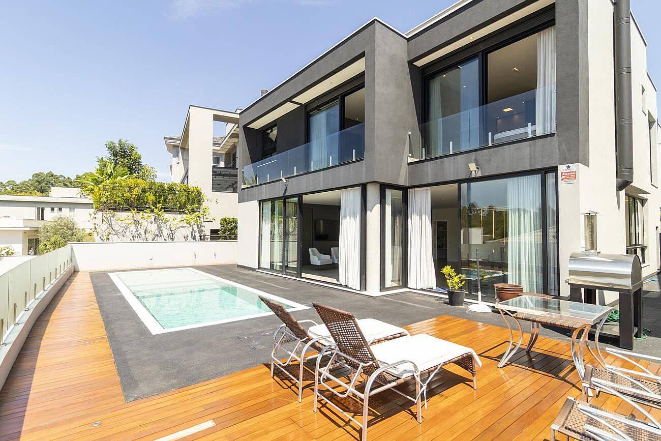 Casa à venda em Alphaville com 4 suítes, piscina aquecida, sauna e sistema fotovoltaico