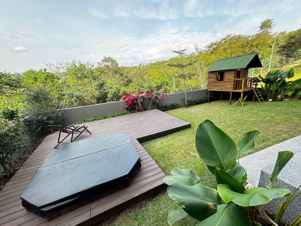 Casa Contemporânea à Venda em Alphaville com 5 Suítes, Spa e Piscina Aquecida