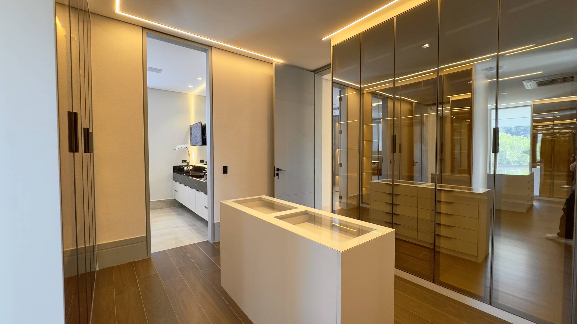 Casa à venda no Tamboré 2 com 1.800 m², 6 suítes e rooftop de 450 m²