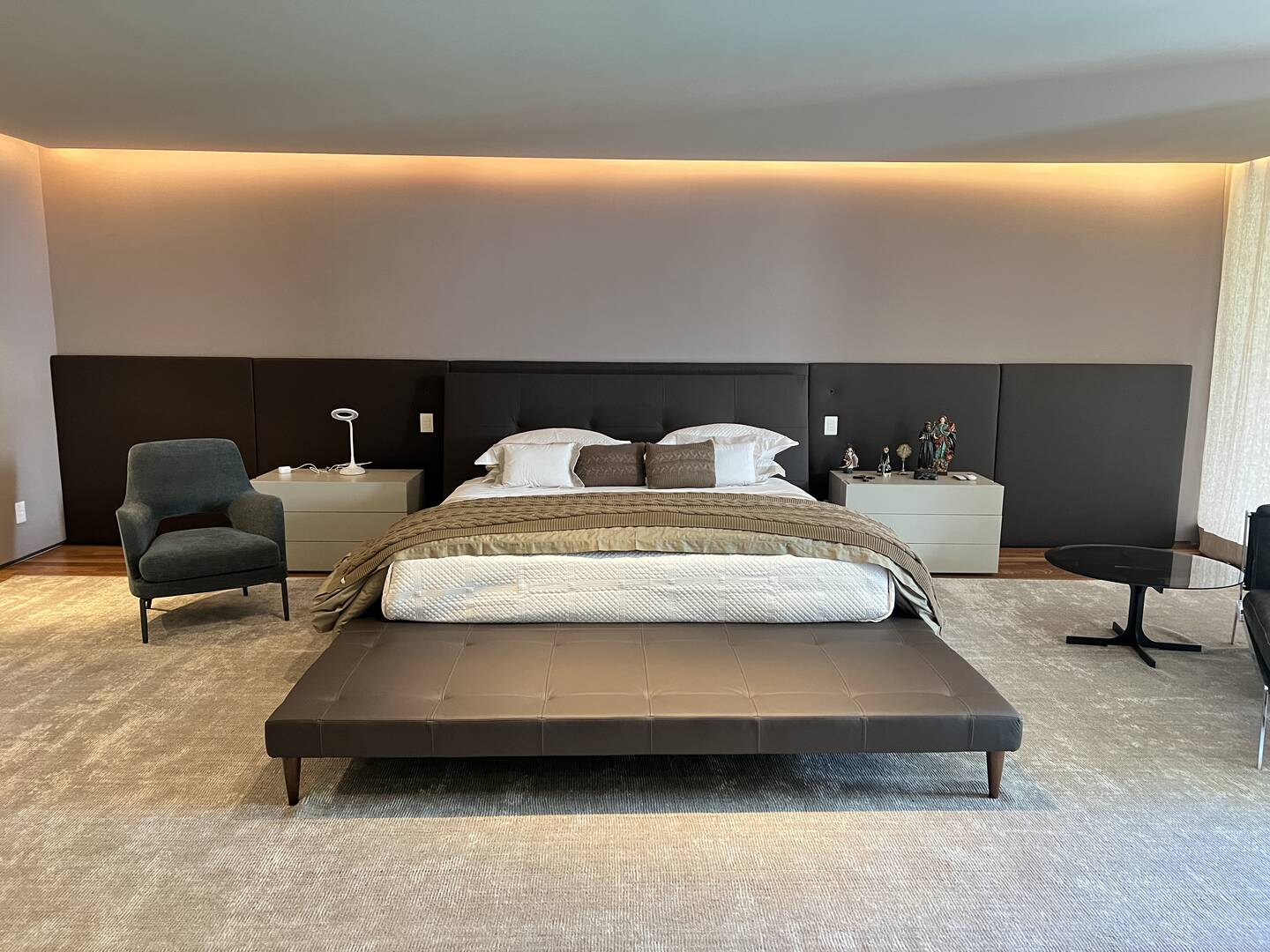 Residência autoral de David Bastos com piscina natural e design brasileiro
